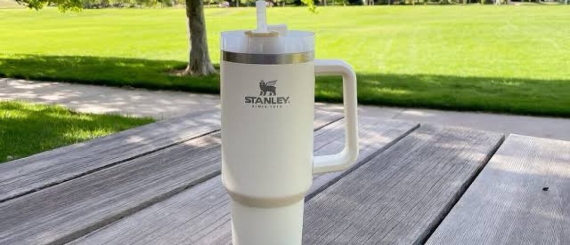 Stanley Quencher H2.0 FlowState Vacuum Insulated Tumbler – 40 oz (Cool Serene Brushstrokes) – 100% Authentic